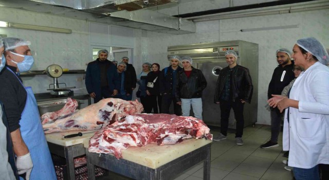 Yemeğinin nasıl piştiğini merak eden öğrenciler mutfağa girdi