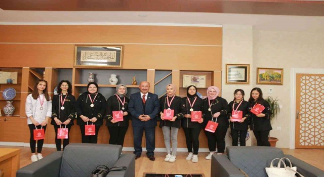 Yemek yarışmasından ödülle dönen öğrenciler Müdür Başyiğitle bir araya geldi