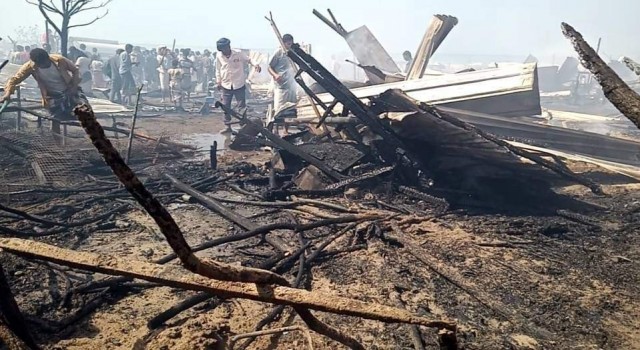 Yemende sığınmacı kampında yangın çıktı: 60 çadır kül oldu