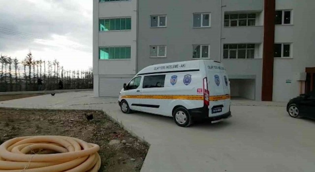 Yengesini bıçakladıktan sonra 3üncü kattan atladı