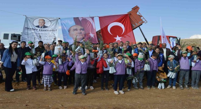 Yeşil bir Besni için fidanlar toprakla buluşturuldu