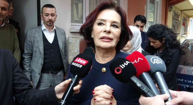 Yeşilçamın yıldızı Hülya Koçyiğit, Bursalı şehit astsubayın ailesini ziyaret etti