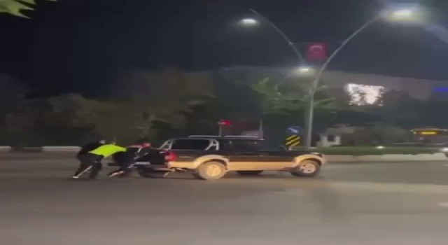 Yolda kalan aracın imdadına polis ekipleri yetişti