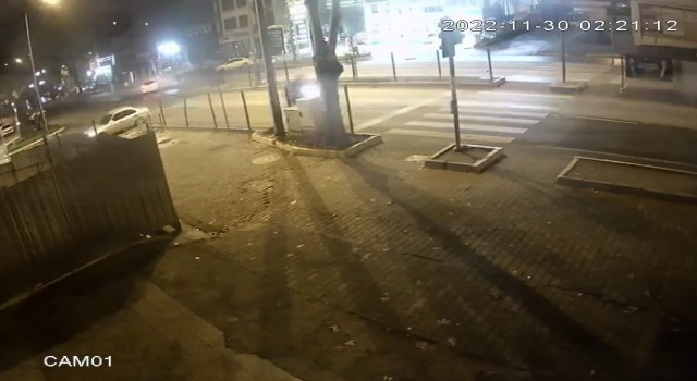 Yoldan çıkan otomobil binanın en alt katına uçtu