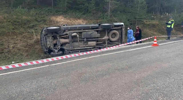 Yoldan çıkan pikap şarampole devrildi: 1 ölü, 1 yaralı