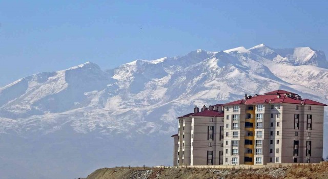 Yüksekovanın yüksekleri kesimleri beyaza büründü