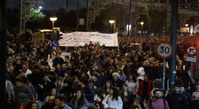 Yunanistanda 17 Kasım Öğrenci Direnişinin 49. yıl dönümünde yüzlerce kişi ABD Büyükelçiliğine yürüdü
