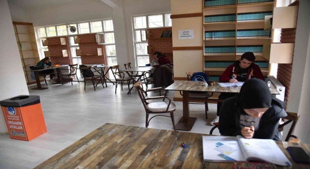Yunusemrede kütüphaneler kitapseverlerin uğrak noktası oluyor