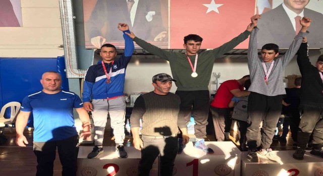 Yunusemreli güreşçiler İzmirden madalyalarla döndü