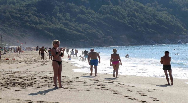Yurtta soğuk hava etkili olurken Alanyada deniz keyfi yaptılar