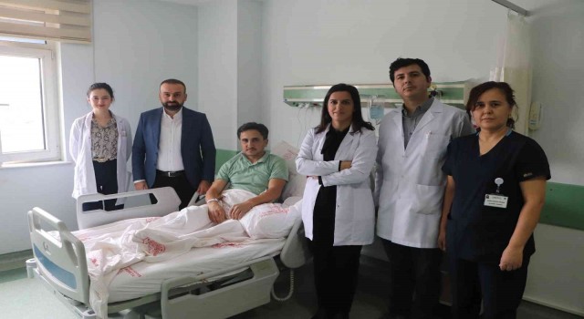 Yüzüne inşaat demiri 8 santim saplanan işçi yarım santimle kurtulmuş