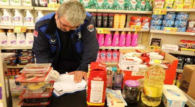 Zabıtadan marketlere denetim: Son tüketim tarihi geçen ürünlere el konuldu