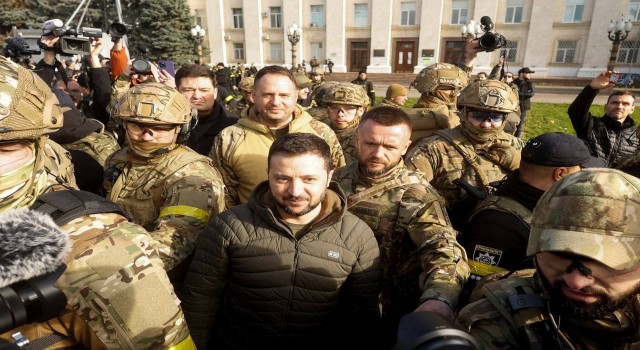 Zelenskiy, Rus birliklerinin çekildiği Hersonu ziyaret etti