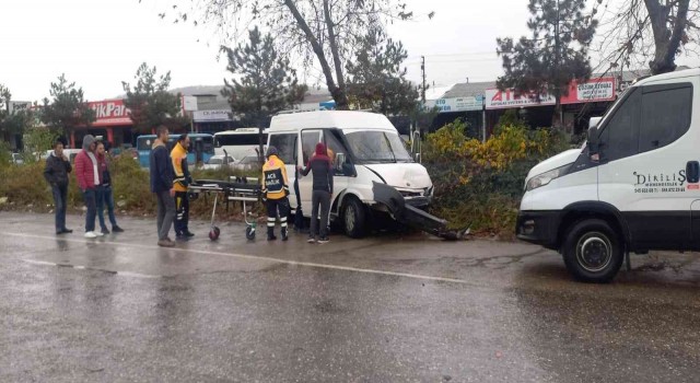 Zonguldakta iki araç kafa kafaya çarpıştı: 2 yaralı