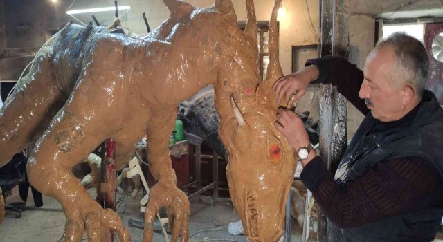 100 kilo hurda gazeteden dev ejderha yaptı