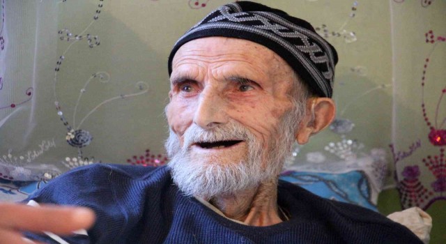 100ün üzerinde torunu olan 105 yaşındaki Bekir dede hayatını kaybetti