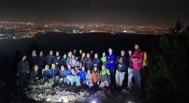 12 kilometrelik gece yürüyüşü şehir stresinden uzaklaştırdı