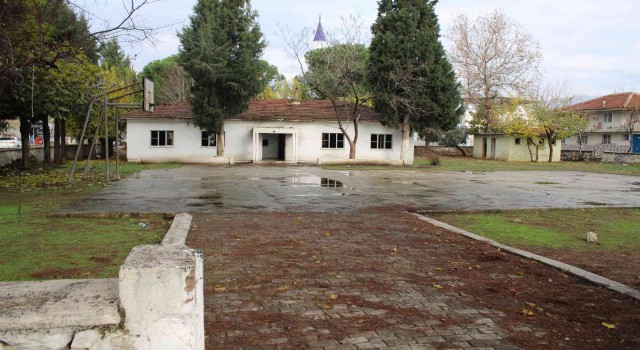 15 yıldır atıl durumda olan okullarının değerlendirilmesini istiyorlar
