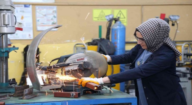 2 çocuk annesi, dantel dantel kaynak işliyor