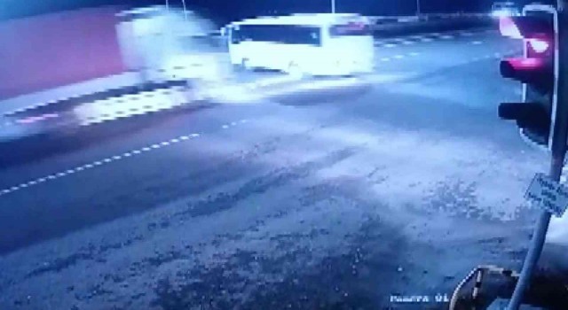 20 kişinin yaralandığı trafik kazası güvenlik kamerasına yansıdı