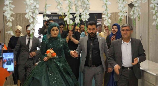 20 yıllık müzisyen kendi nişanında mikrofonu elinden bırakmadı