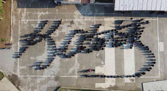 260 öğrenciden Tarsusun kurtuluşu koreografisi
