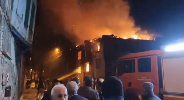 3 katlı metruk binada çıkan yangın geceyi aydınlattı