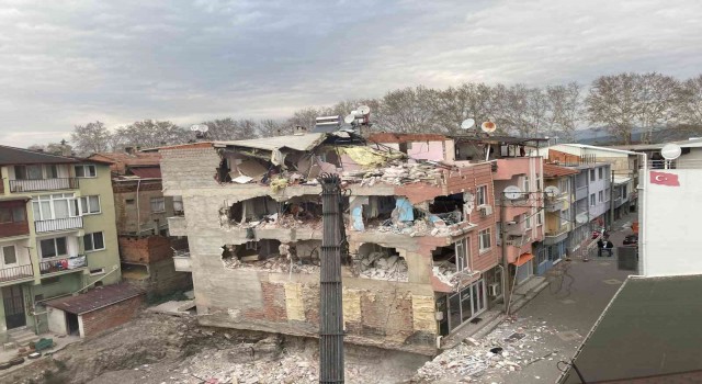 4 katlı bina içindeki eşyalar ile yıkıldı