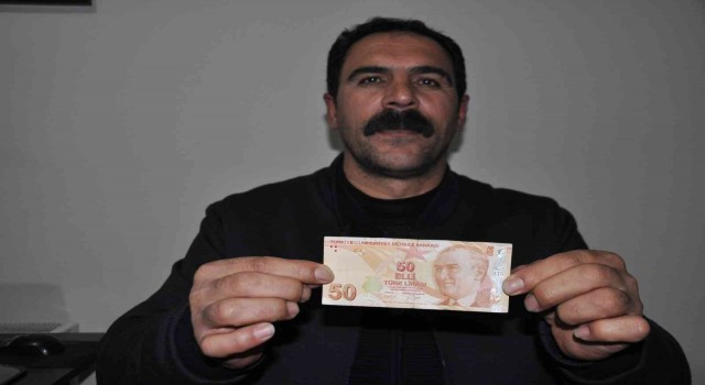 50 lirada sıfır olmadığını parasını sayarken fark etti