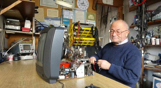 50 yıldır tamir ettiği tüplü televizyonlara hayat veriyor