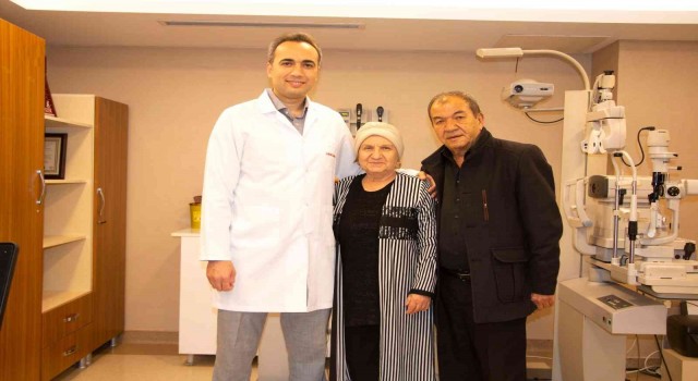 67 yaşında gözlüklerinden kurtuldu