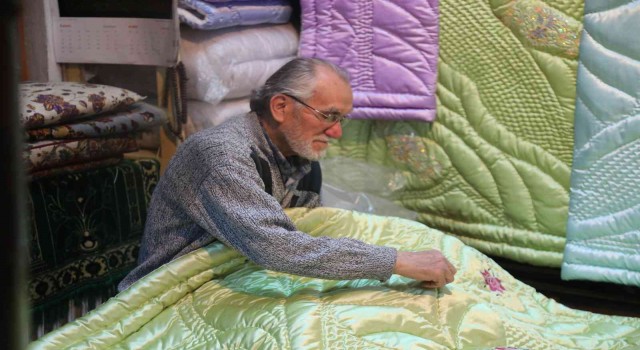 69 yıldır elleriyle diktiği yorganlarla teknolojiye direniyor