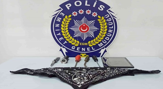 7 ayrı okuldan yaklaşık 58 bin lira değerinde malzeme ve para çalan şahıs kamerada