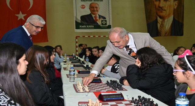 7 Ocak Kurtuluş Kupası Turnuvası Başkan Kadir Karanın temsili hamlesiyle başladı