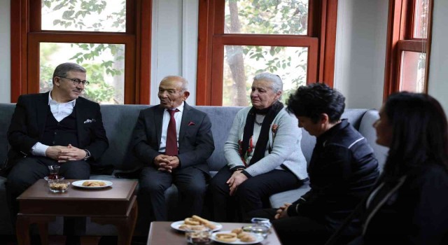 85 yaşında kitaplarını bağışladı, adına kitaplık açıldı