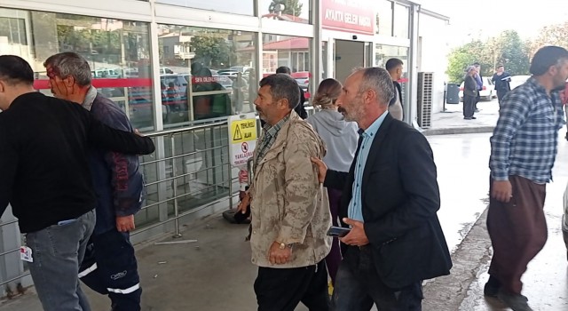 Adanada çifte römorkun devrilmesi sonucu 34 işçi yaralandı