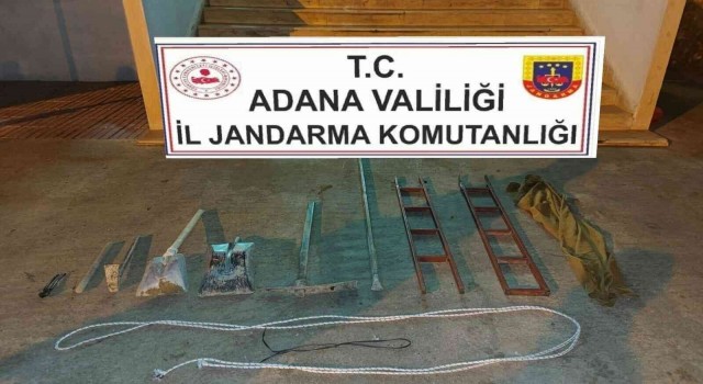 Adanada kaçak kazı yapan 3 kişi suçüstü yakalandı