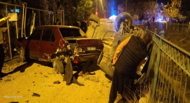 Adanada kontrolden çıkan araç park halindeki araca çarptı: 1 yaralı