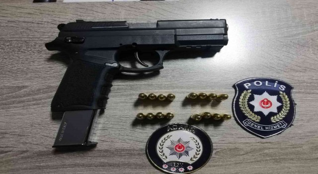 Adanada şüphe üzerine durdurulan şahıstan tabanca çıktı