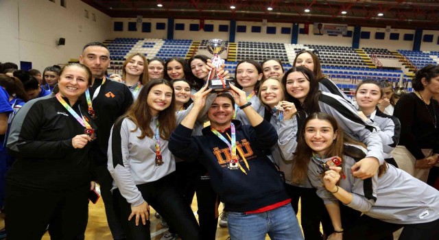 ADÜ, voleybol turnuvasında ödülleri topladı