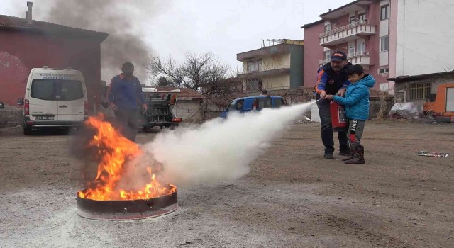 AFAD görevlileri, vatandaşları afet olaylarına karşı bilinçlendiriyor