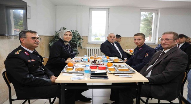 Afyonkarahisar Valisi Yiğitbaşı Mehmetçik ile yemek yedi