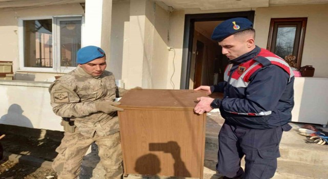Ağır hasarlı binalara asker eli