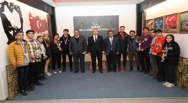 Ağrı Milli Eğitim Müdürü Kökrek, başarılı sporcularla bir araya geldi