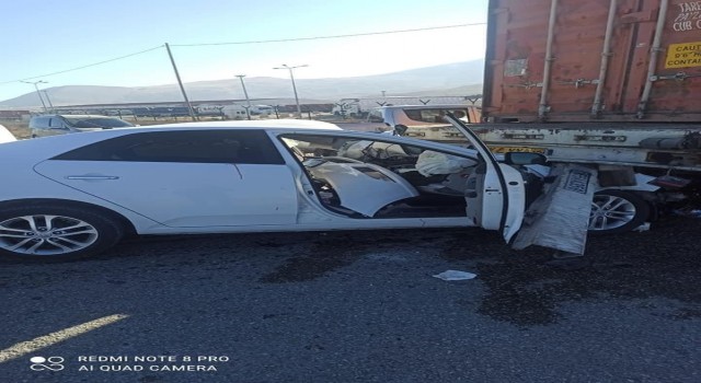 Ağrıda otomobil tırla çarpıştı; 2 yaralı