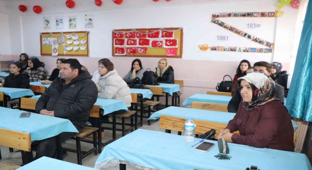Ağrıda veliler çocuklarıyla aynı sıralarda ders görüyor
