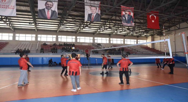 Ahlatta engellilere yönelik voleybol dostluk maçı düzenlendi