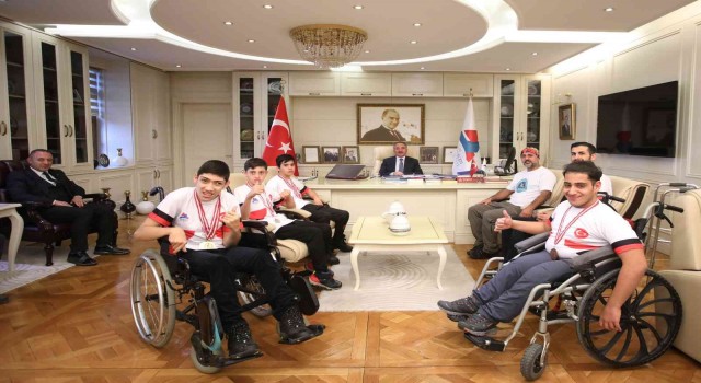 AİÇÜ Rektörü Prof. Dr. Karabulut madalya kazanan sporcuları kutladı