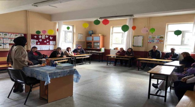 Aile okulunda ailelere eğitimler veriliyor
