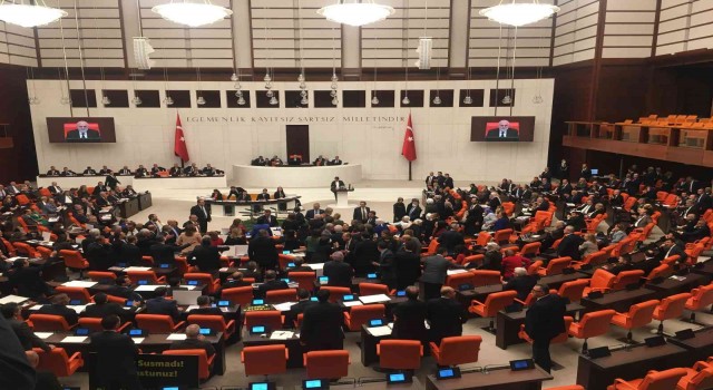 AK Partili ve CHPli kadın milletvekilleri karşı karşıya geldi